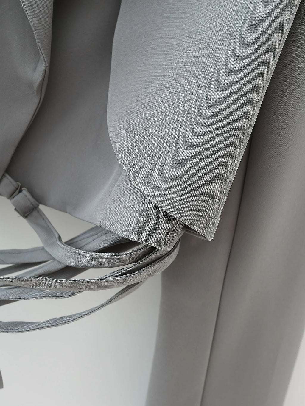 בלייזר אפור עם סיומת יוצאת דופן