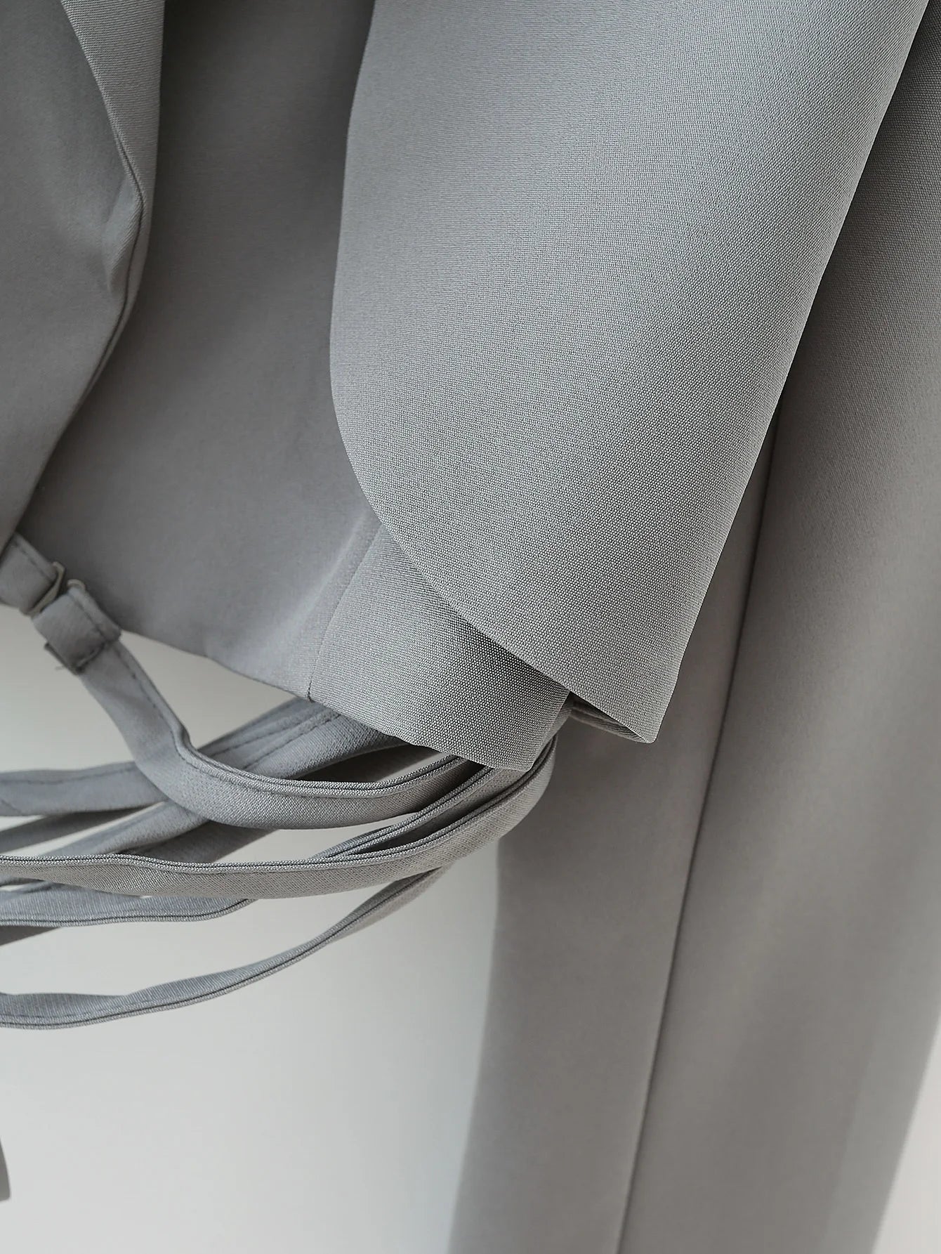 בלייזר אפור עם סיומת יוצאת דופן