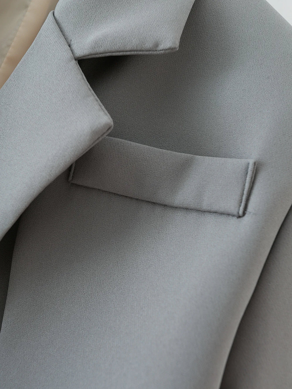 בלייזר אפור עם סיומת יוצאת דופן