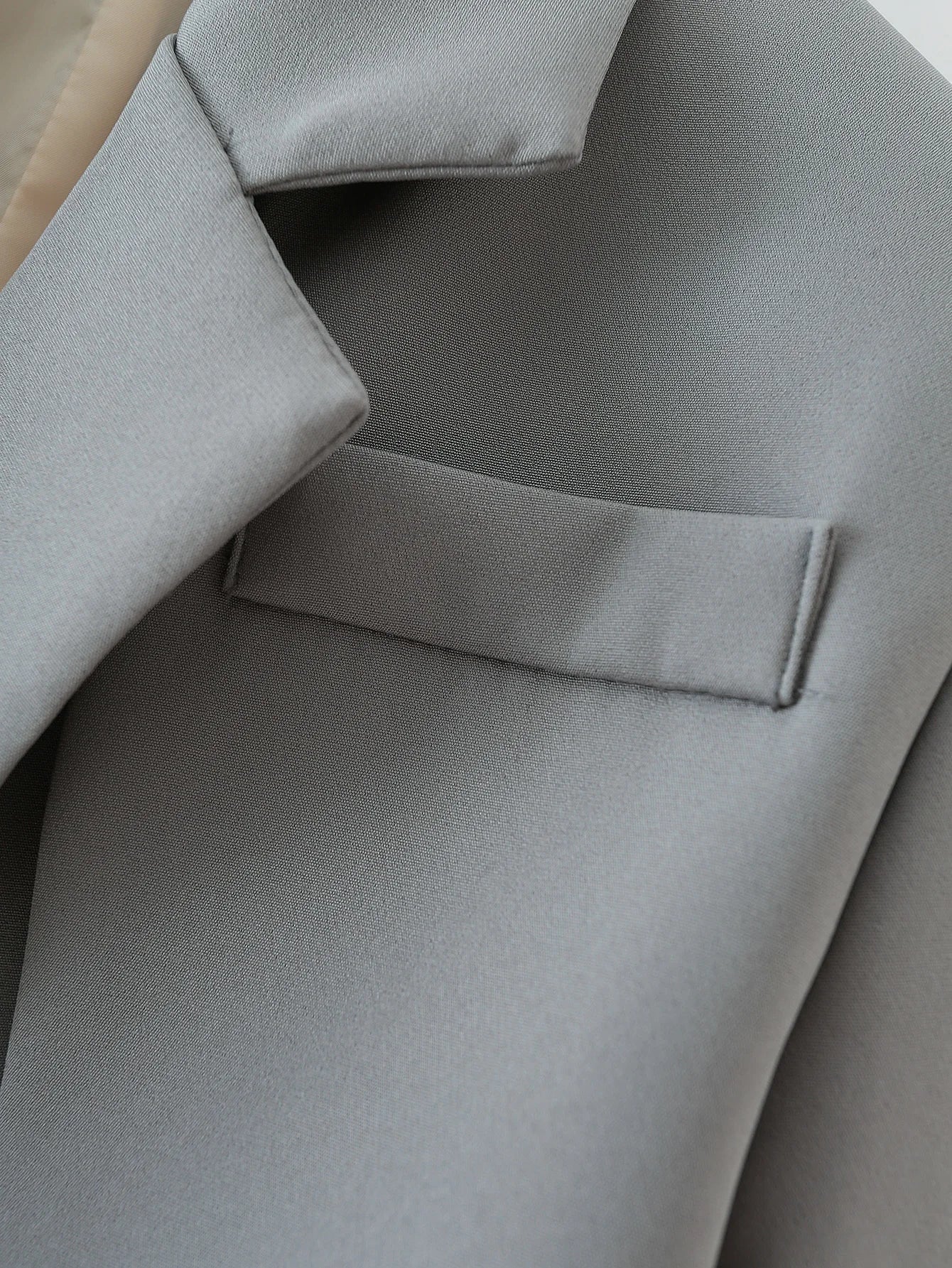 בלייזר אפור עם סיומת יוצאת דופן