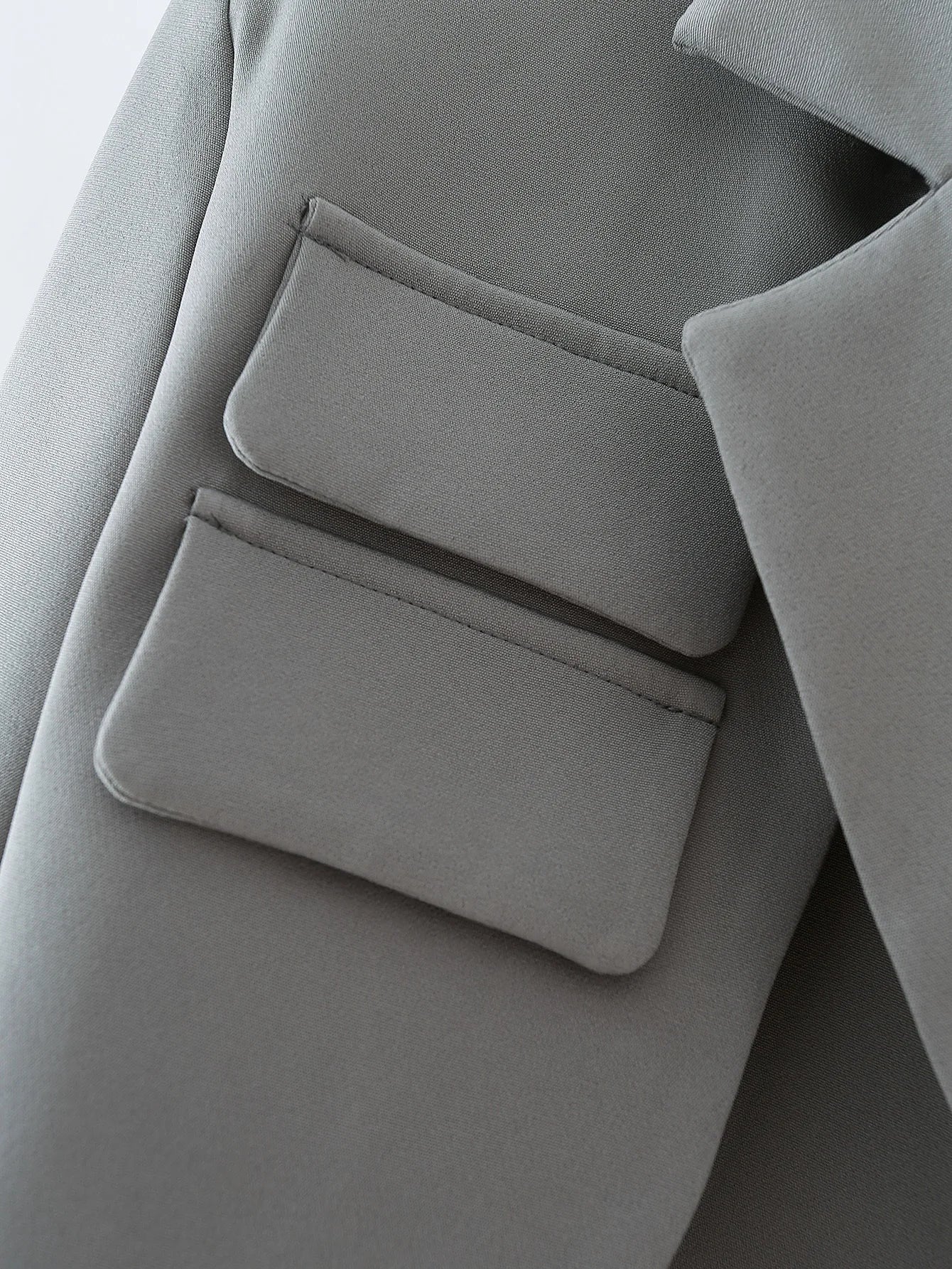 בלייזר אפור עם סיומת יוצאת דופן