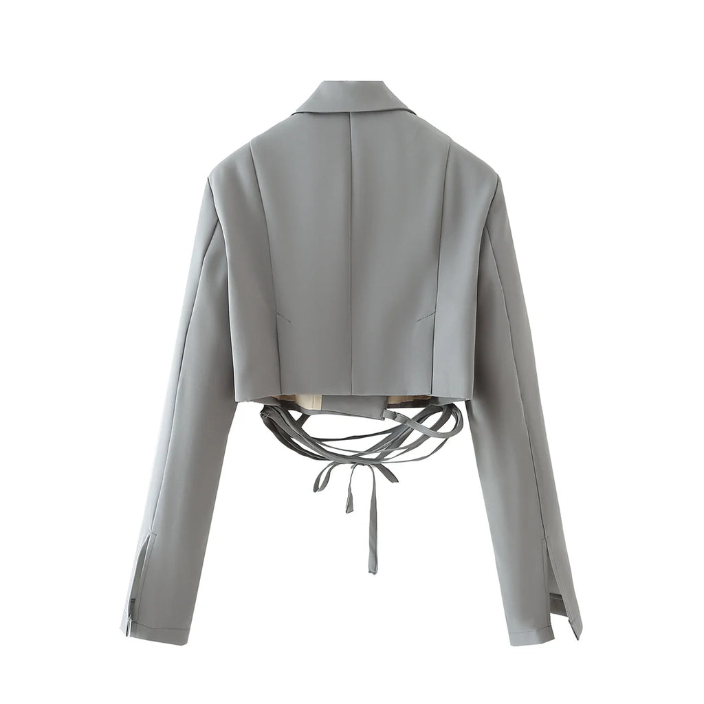 בלייזר אפור עם סיומת יוצאת דופן