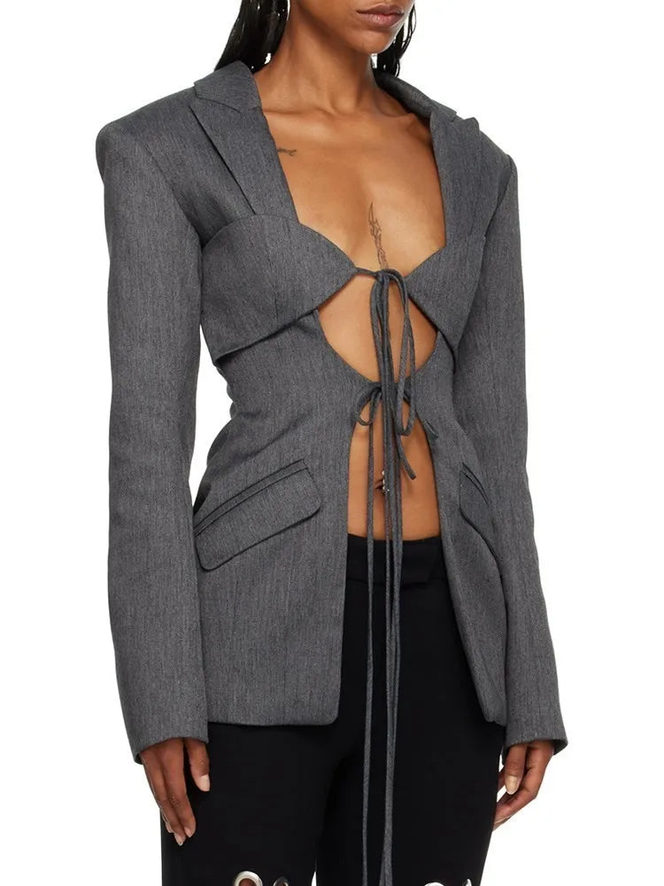 בלייזר עם שרוכים וחיתוכים פתוחים - נוגה