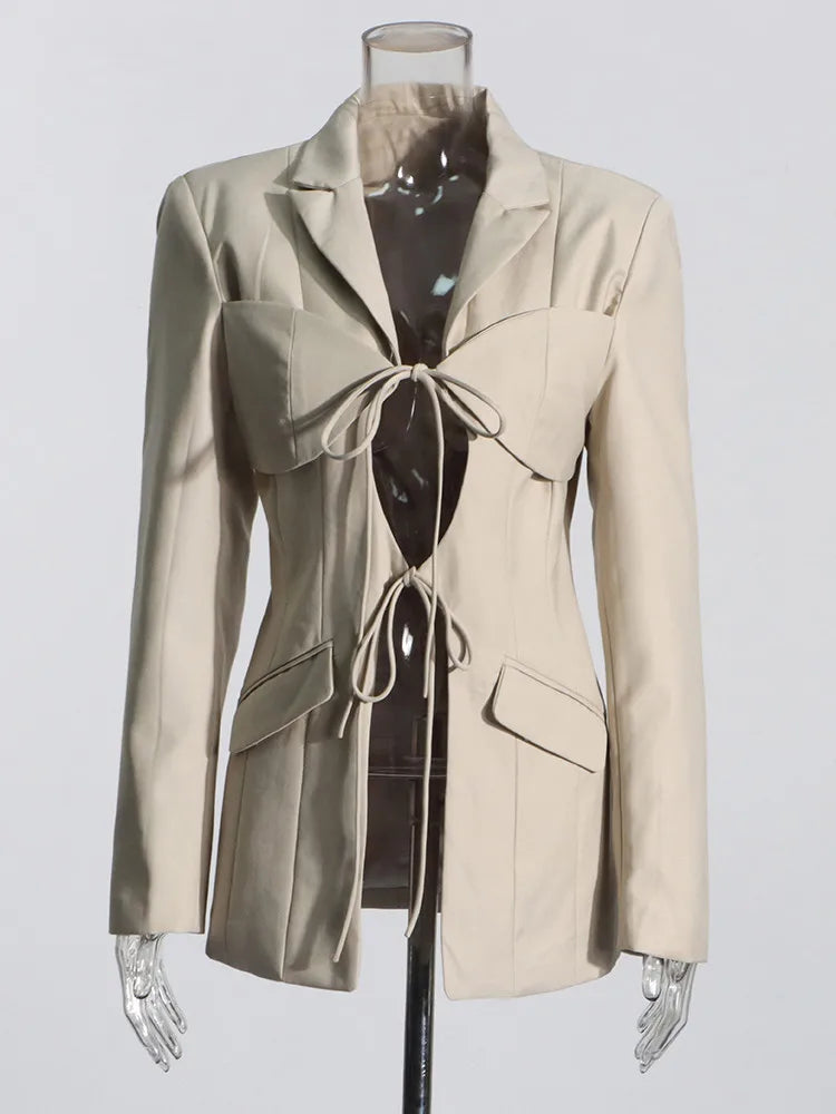 בלייזר עם שרוכים וחיתוכים פתוחים - נוגה