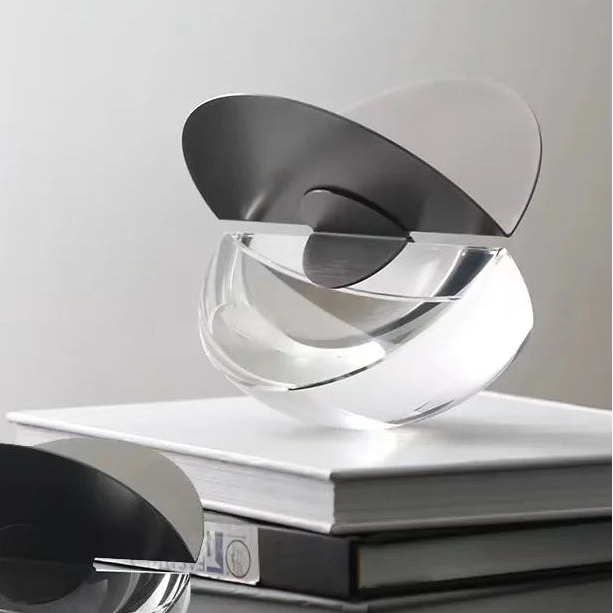 קישוט מתכת גיאומטרי עם קריסטל.