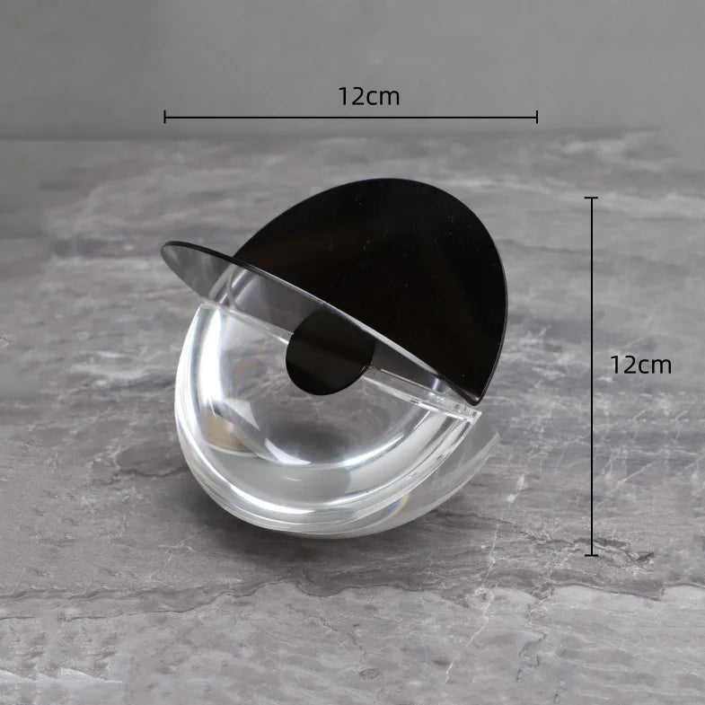 קישוט מתכת גיאומטרי עם קריסטל.