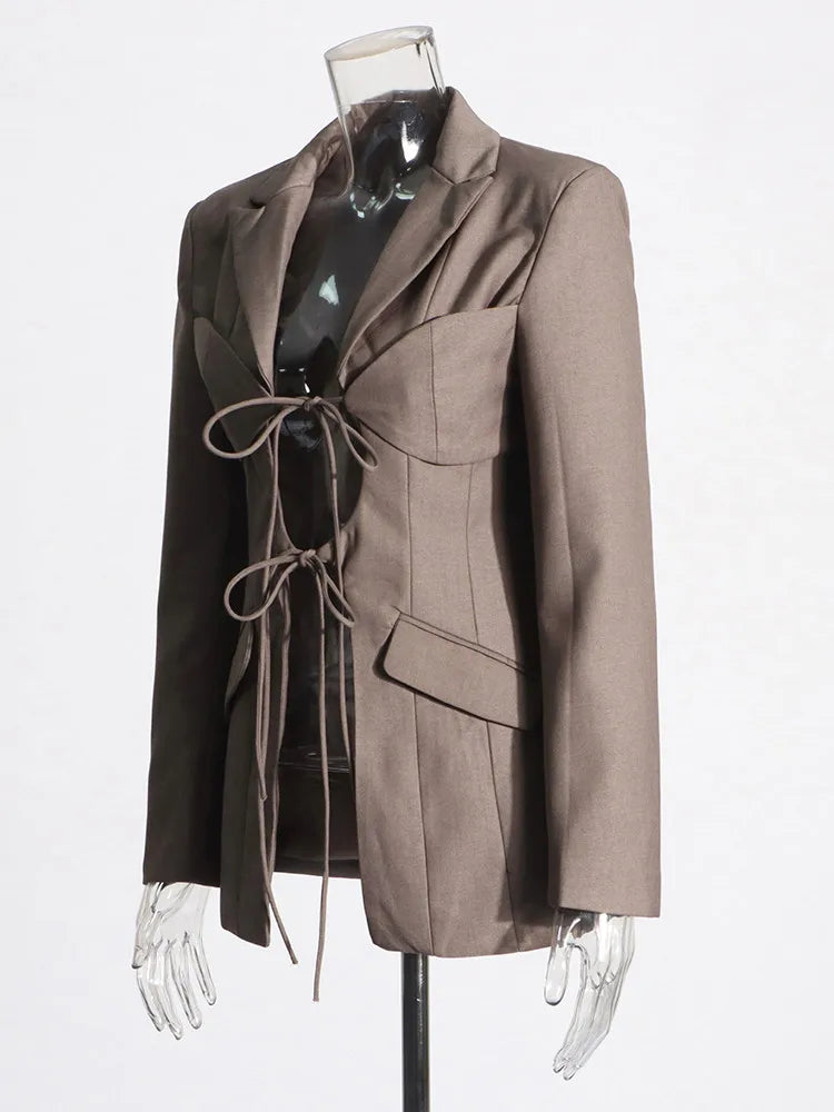 בלייזר עם שרוכים וחיתוכים פתוחים - נוגה