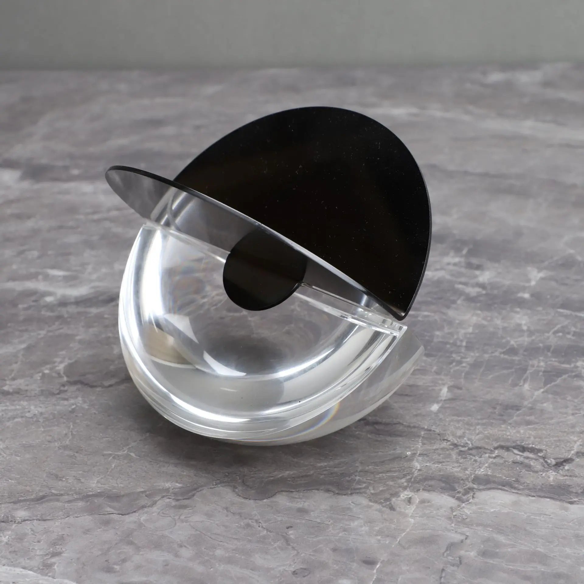 קישוט מתכת גיאומטרי עם קריסטל.